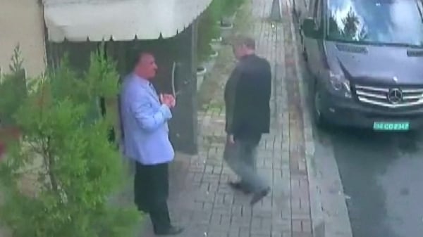 El momento en el que Khashoggi ingresa al consulado saudita en Estambul. Según Turquía un comando secreto del reino lo asesinó y lo desmembró