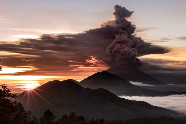 El volcán Agung este domingo (EMILIO KUZMA-FLOYD/via REUTERS)