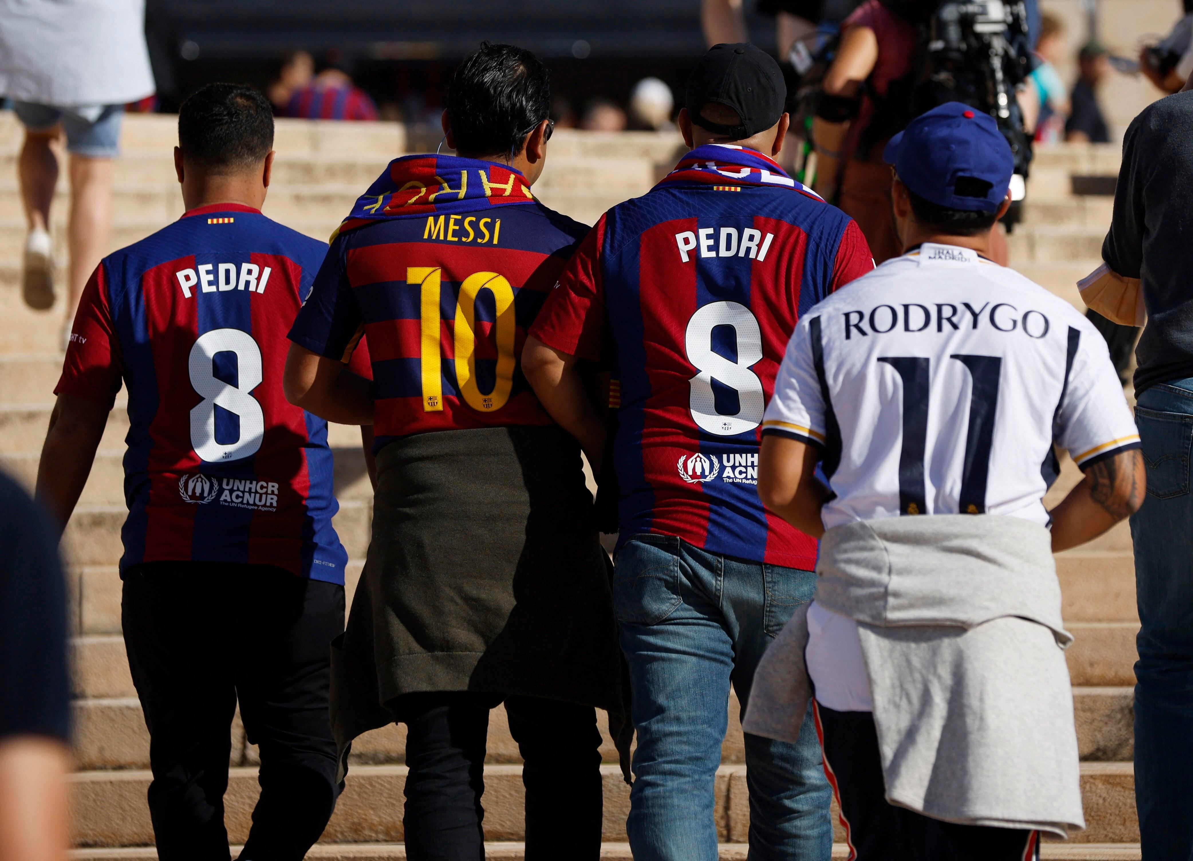Fans de Barça y Madrid fuera de Montjuïc este sábado (REUTERS/Albert Gea)