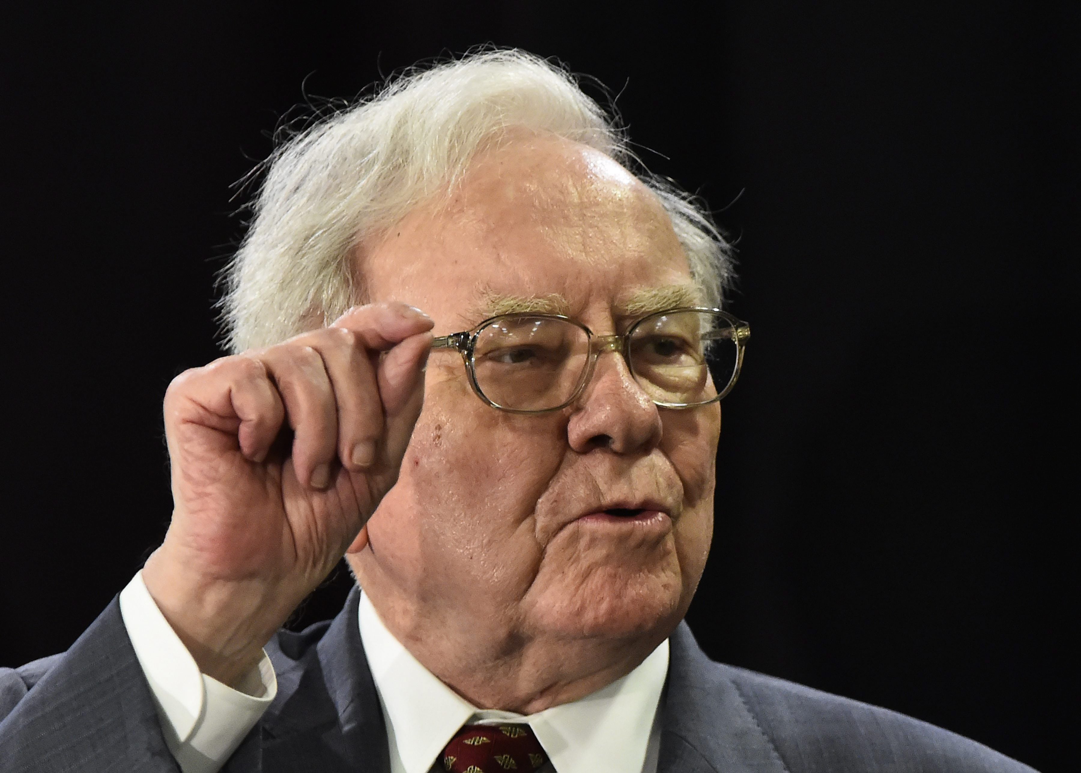 Warren Buffett compara la inteligencia artificial con las armas nucleares: “Me asusta muchísimo”