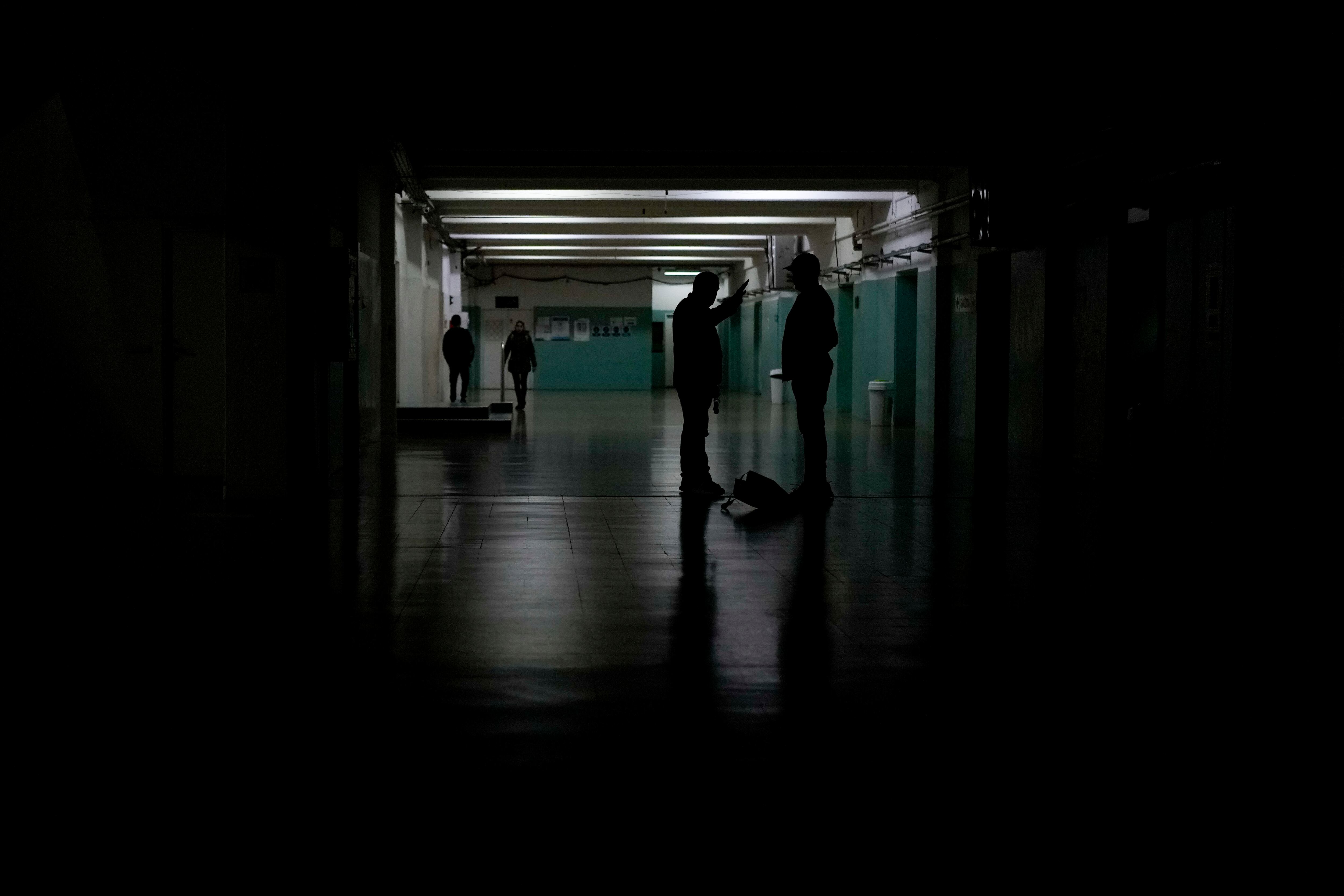 Un pasillo a oscuras de la Universidad de Buenos Aires, una decisión de las autoridades universitarias para ahorrar electricidad tras el ajuste presupuestario (AP Foto/Natacha Pisarenko)