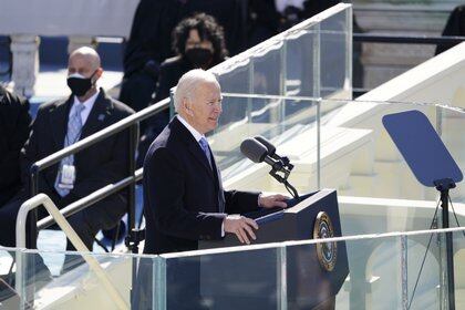 Biden guardó un minuto de silencio para honrar a las víctimas del COVID-19. Foto: Kevin Dietsch/via REUTERS