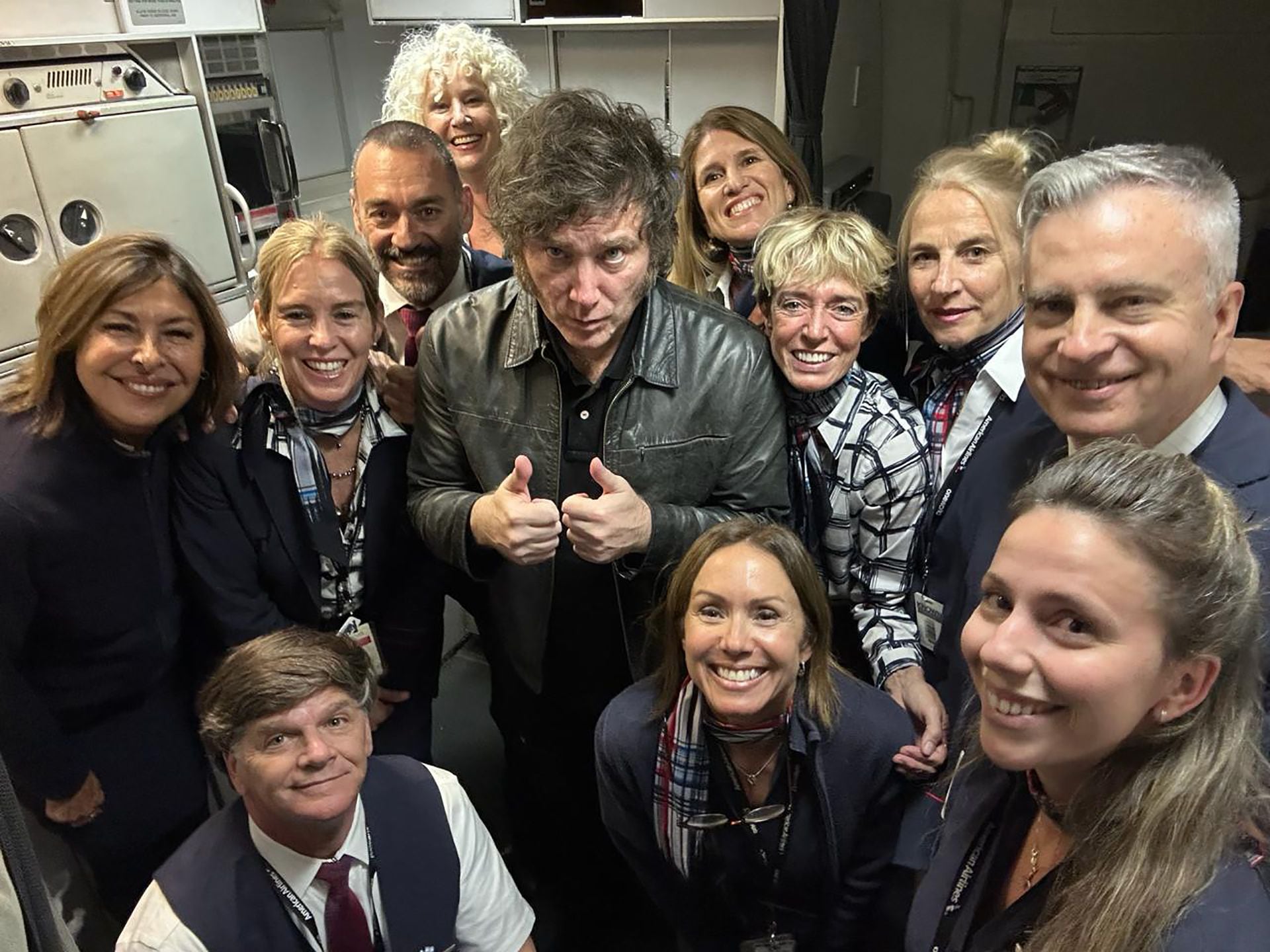 Javier Milei se sacó fotos con la tripulación del vuelo a Estados Unidos