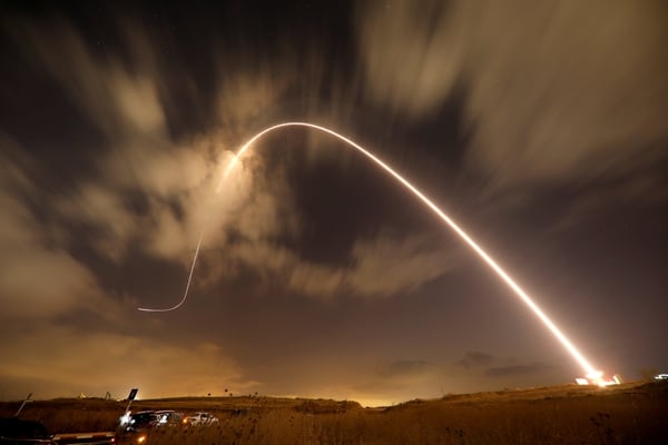 El sistema antimisiles israelí, conocido como Cúpula de Hierro, intercepta un misil lanzado desde Gaza sobre los cielos de Sderot (Reuters)