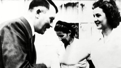 Hitler saluda a Eva Braun. Ambos murieron en el bunker Photo by Everett/Shutterstock (10293948a)
