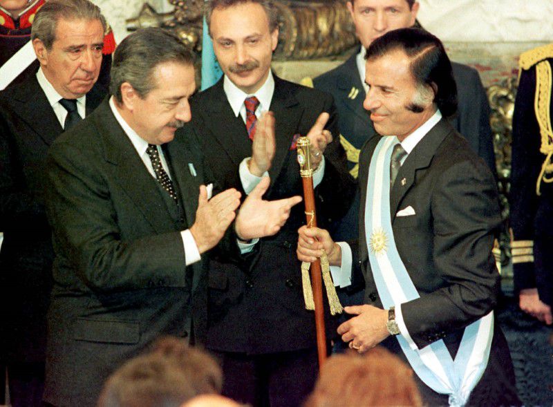 9 de Julio de 1989: Raúl Alfonsín traspasa la presidencia a Carlos Menem en medio de un proceso de híperinflación

