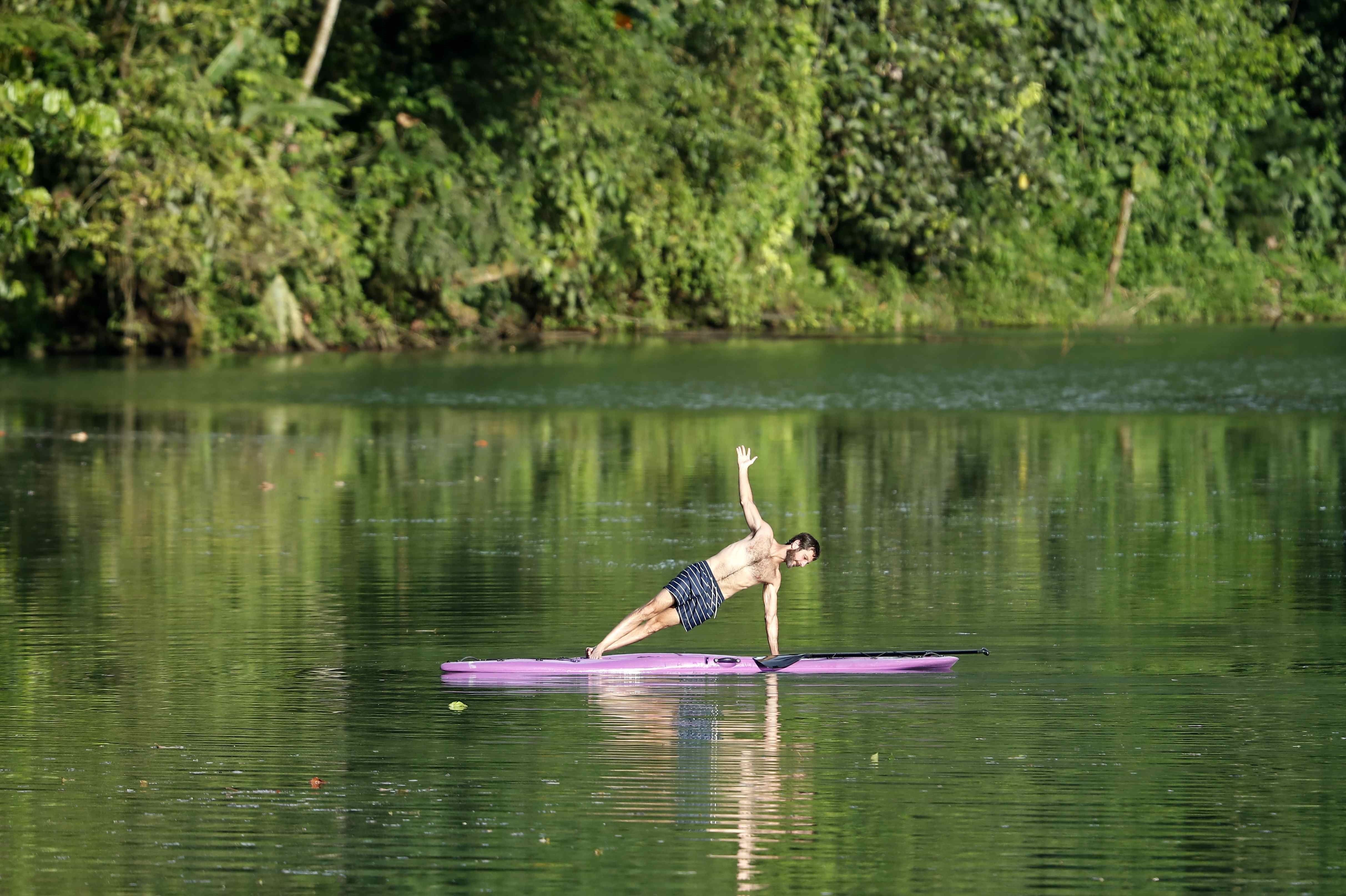 Un hombre fue registrado al practicar yoga sobre una tabla de surf, en una de las lagunas aledañas al volcán Arenal, en la zona de la Fortuna de San Carlos, al norte de San José; (Costa Rica). EFE/Jeffrey Arguedas
