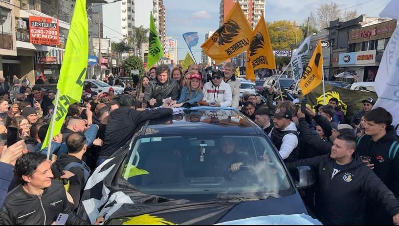 Milei saludó a la multitud desde la camioneta