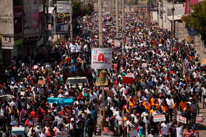 Miles de manifestantes participan hoy de una protesta contra el Gobierno de Jovenel Moise, en Puerto Príncipe (Haití). EFE/Orlando Barría 