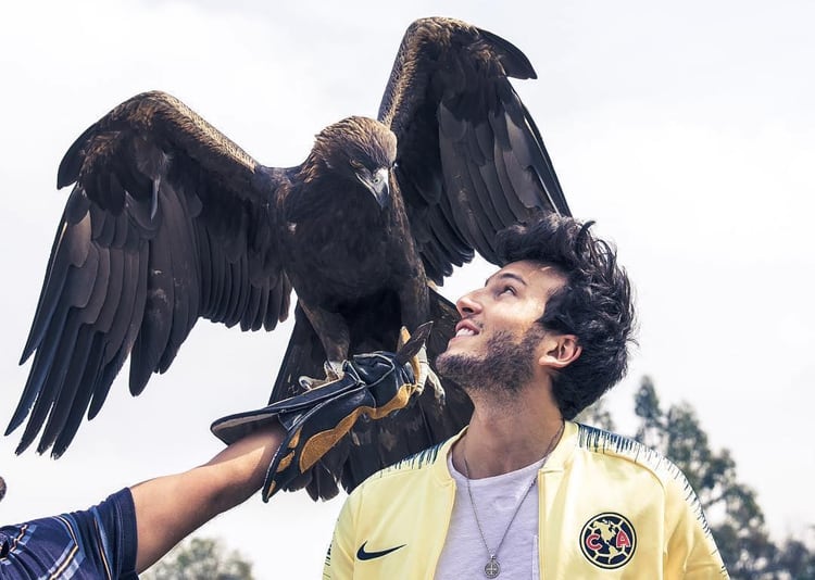 Sebastián Yatra con “Celeste”, la mascota del América. (Foto: Instagram, Sebastián Yatra)