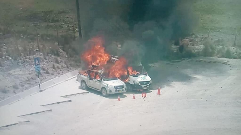 Protestantes ingresaron a campamento minero Antapaccay e incendiaron dos vehículos.