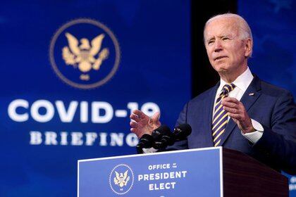 FOTO DE ARCHIVO: El presidente electo de Estados Unidos, Joe Biden, pronuncia un discurso sobre la respuesta de Estados Unidos al brote de la enfermedad del coronavirus (COVID-19), en su sede de transición en Wilmington, Delaware, Estados Unidos, 29 de diciembre de 2020. REUTERS/Jonathan Ernst