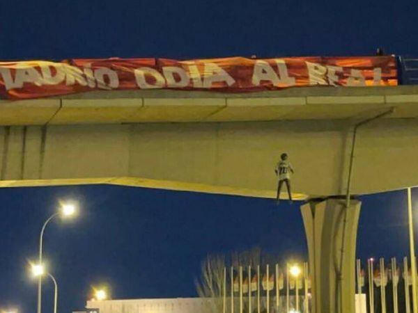 Muñeco con la camiseta del Real Madrid colgado contra en un puente de Madrid contra Vinicius. (Twitter)