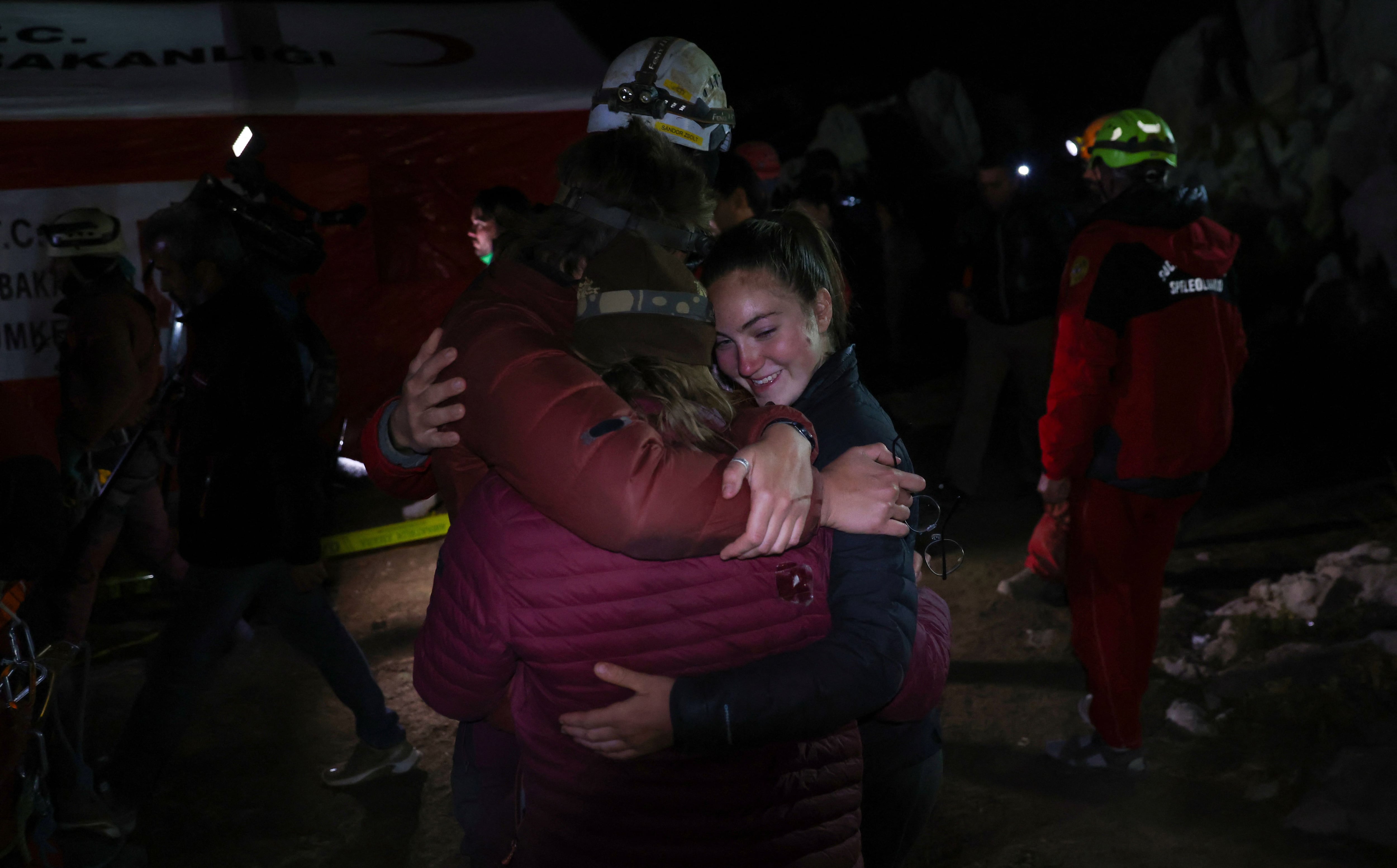 Amigos de Dickey celebran el rescate exitoso (REUTERS/Umit Bektas)