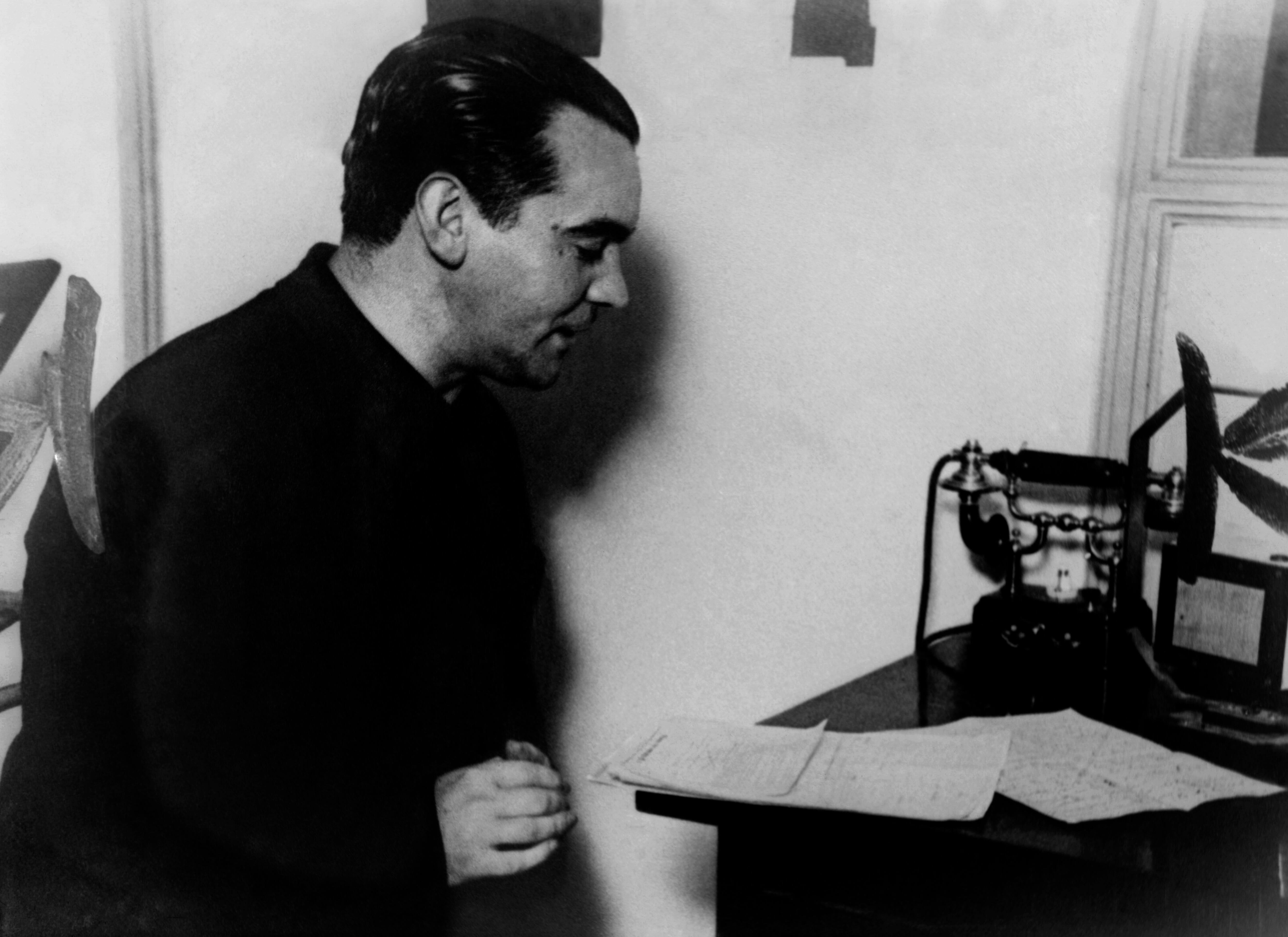 El poeta español Federico García Lorca en una audición en Radio Stentor durante su estancia en Buenos Aires en 1933. (EFE/jgb)

