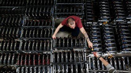 FOTO DE ARCHIVO: Empleados trabajan en computadoras de minería de bitcoin en Florencia, Italia, el 6 de abril de 2018 (REUTERS/Alessandro Bianchi)