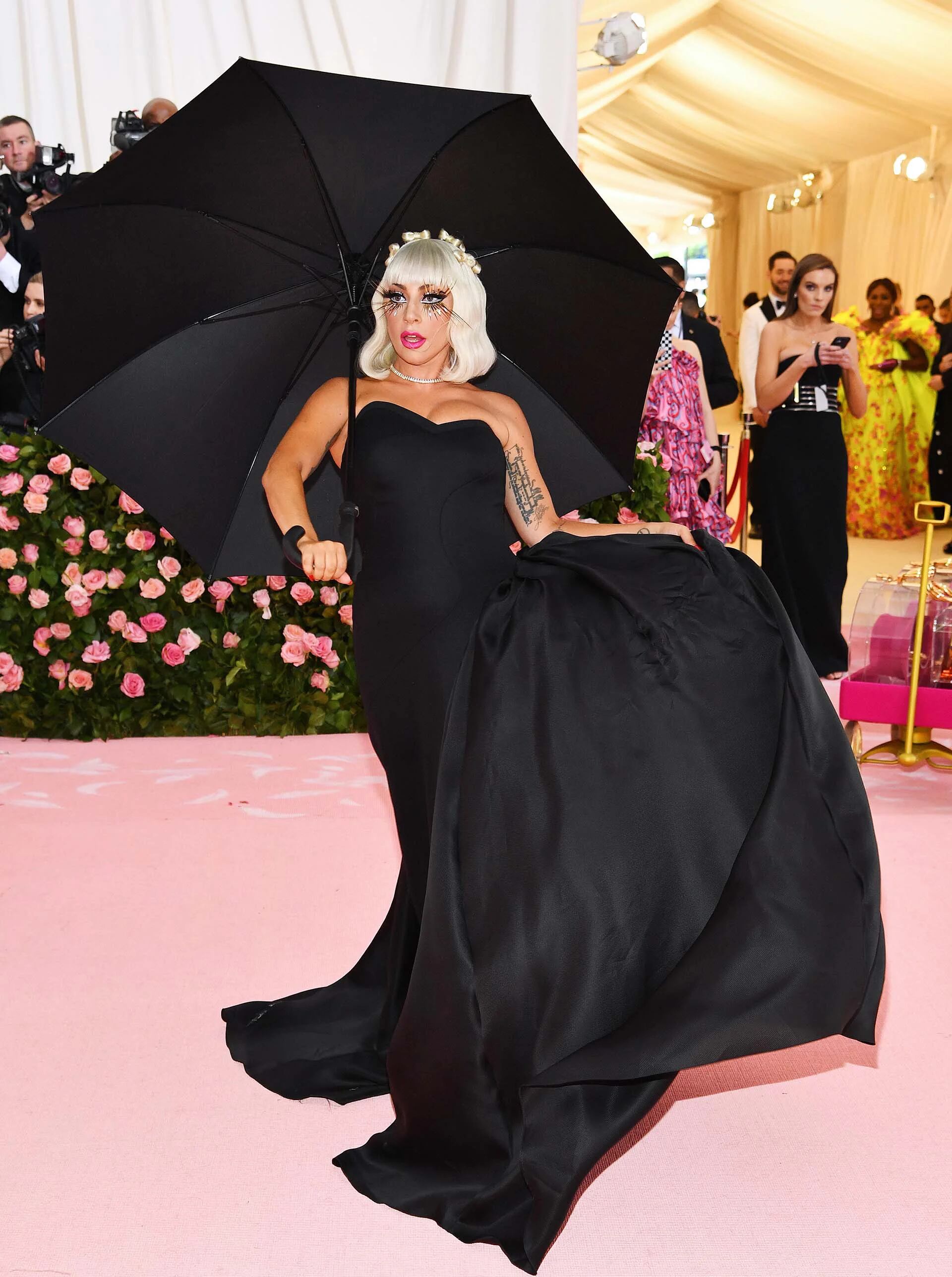 Debajo del eterno vestido fucsia, Gaga lucía un vestido corset negro