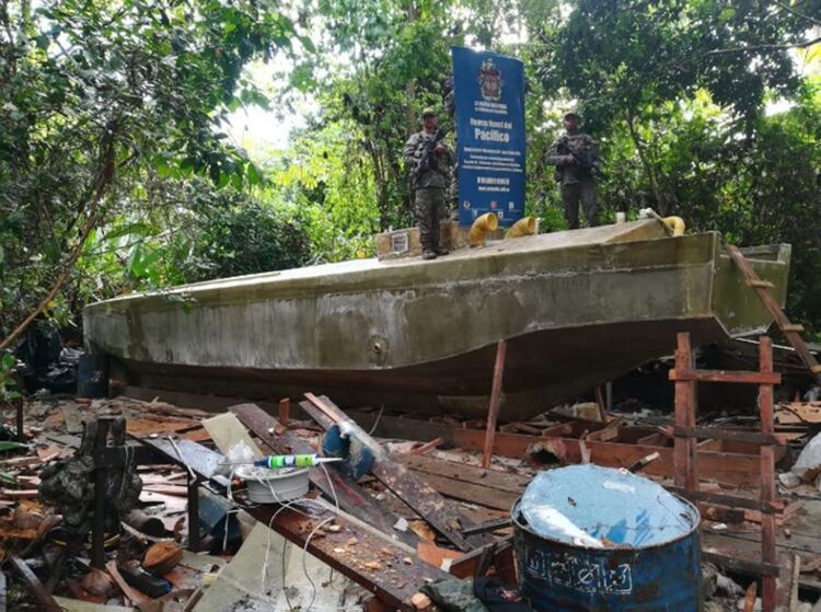 El semisumergible medÃ­a unos 17 metros de largo y 2 de ancho. (Foto Armada Nacional)