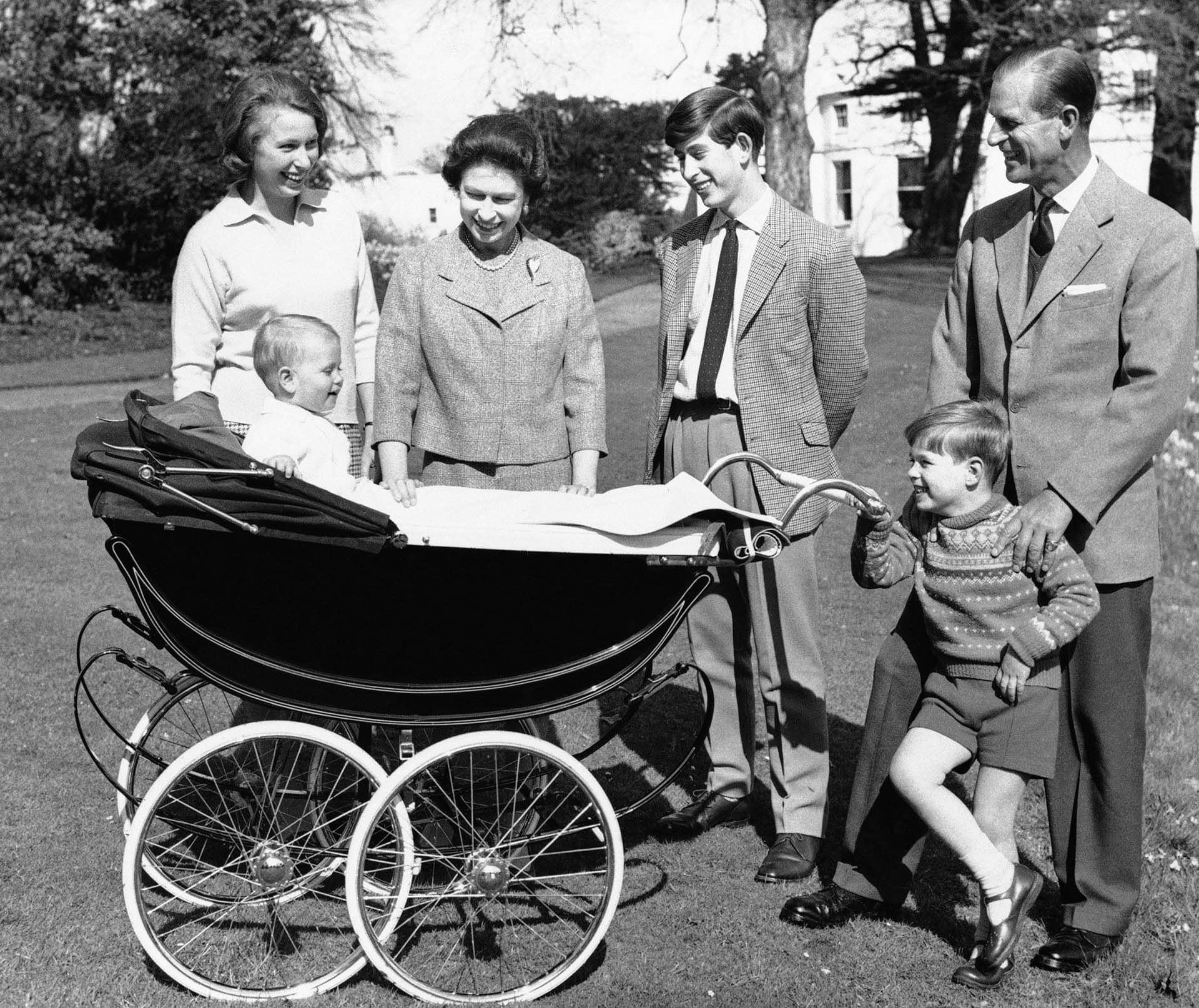19 de diciembre de 1965, la reina Isabel II y el príncipe Felipe de Gran Bretaña están rodeados por sus hijos en los terrenos del Castillo de Windsor, Inglaterra. De izquierda a derecha, la princesa Ana, el príncipe Carlos y el príncipe Andrés, En el cochecito está el príncipe Eduardo