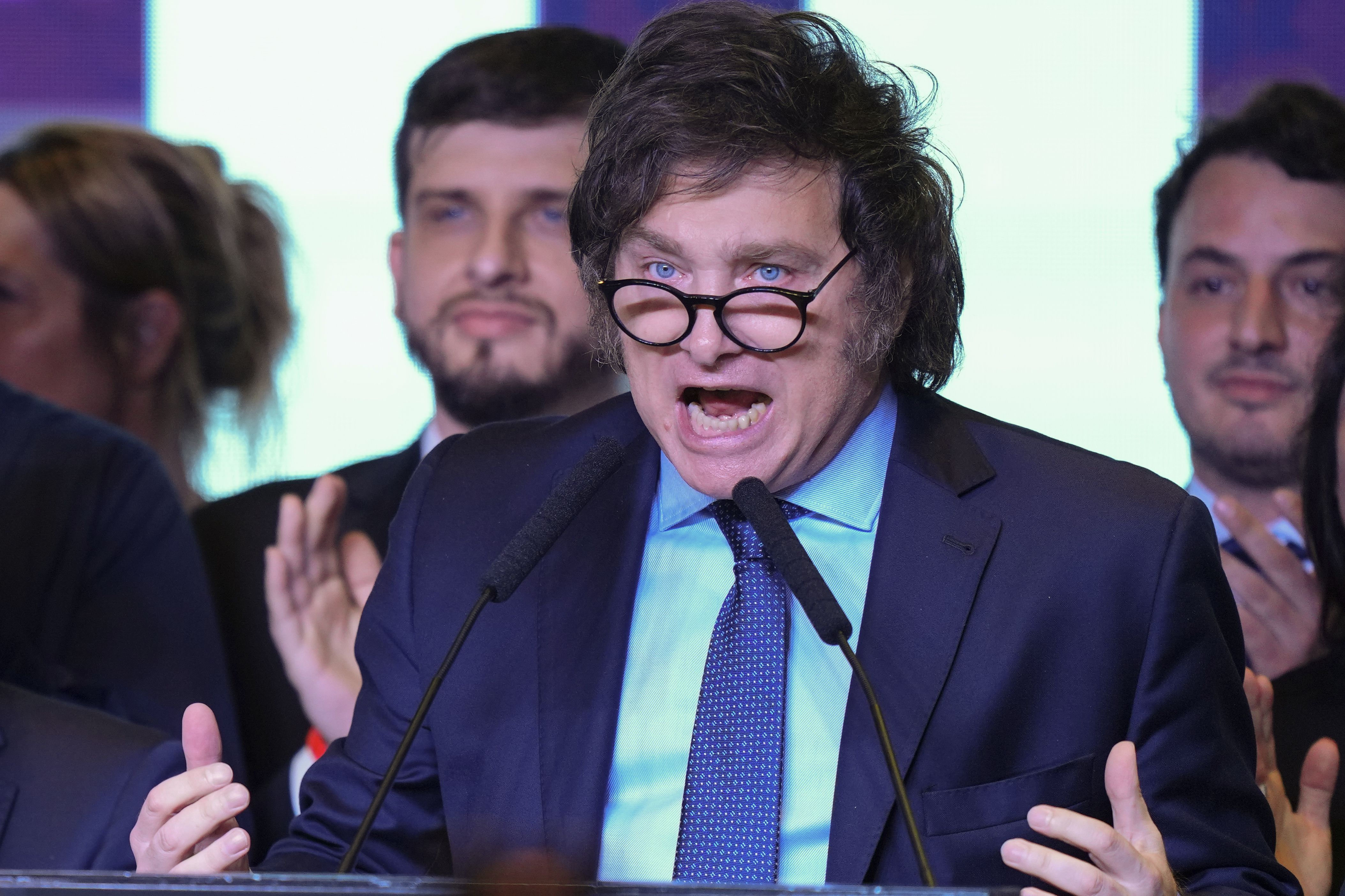 Javier Milei , en el discurso de la noche del domingo electoral. Busca captar parte del voto de JxC