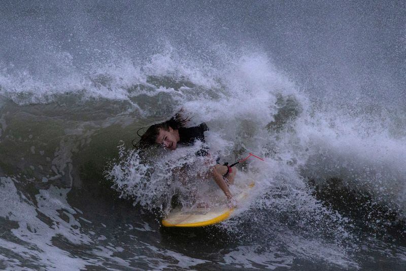 Un surfista recorre las olas antes del huracán Idalia en Clearwater Beach, Florida, EE.UU., 29 de agosto de 2023. REUTERS/Adrees Latif