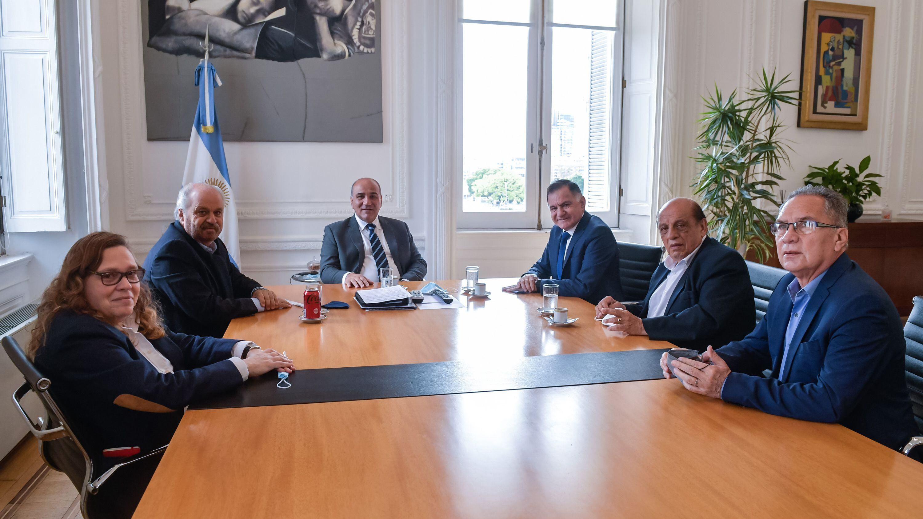 Manzur junto a los intendentes Alberto Descalzo (Ituzaingó), Alejandro Granados (Ezeiza), el diputado nacional electo Julio Pereyra y la Secretaria de Medios de la Nación, Valeria Zapesochny 