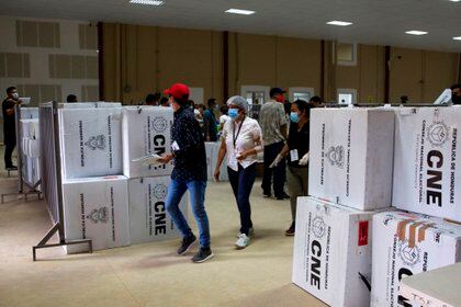 Empleados del Consejo Nacional Electoral de Honduras trabajan en el escrutinio de las elecciones primarias celebradas para escoger los candidatos para los comicios generales. EFE/Gustavo Amador/Archivo 