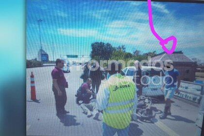 Una de las fotos del expediente de la causa: luego del accidente, la pareja de Samanta -que tenía una pierna lastimada- se bajó del auto (Foto: Informados de todo)