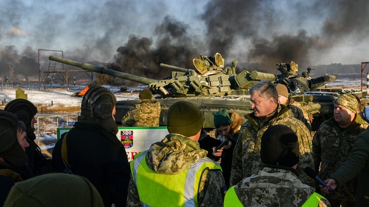 Poroshenko pasa revista a las tropas ucranianas en la frontera (AP)