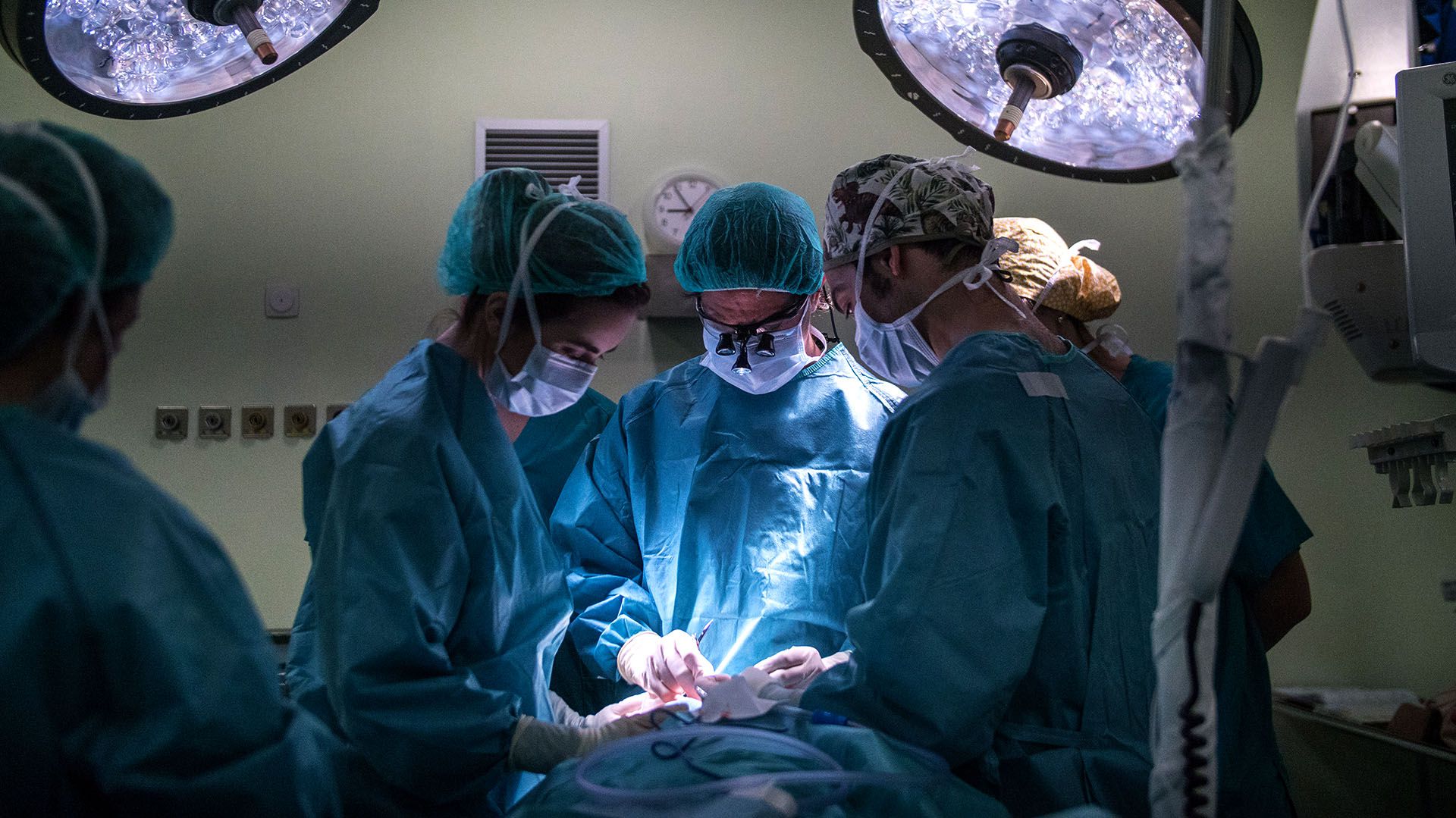 La ciencia desafía los límites y, de la mano de la microcirugía logra restituir la funcionalidad de una mano
(Getty Images)