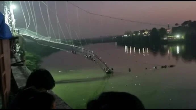 Colapsó un puente colgante en India: hay 134 muertos y 100 desaparecidos -