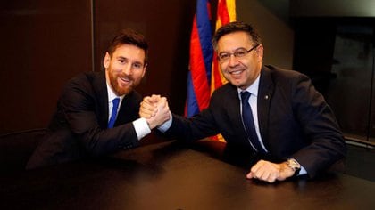Messi y Bartomeu, en mejores épocas. El triplete de 2014/2015 le permitió al dirigente ganar las elecciones (Reuters)