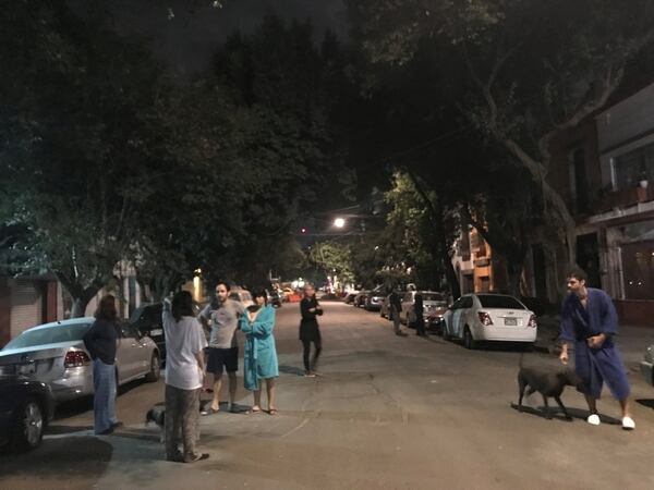 Personas en la calle en Ciudad de México (REUTERS/Claudia Daut)