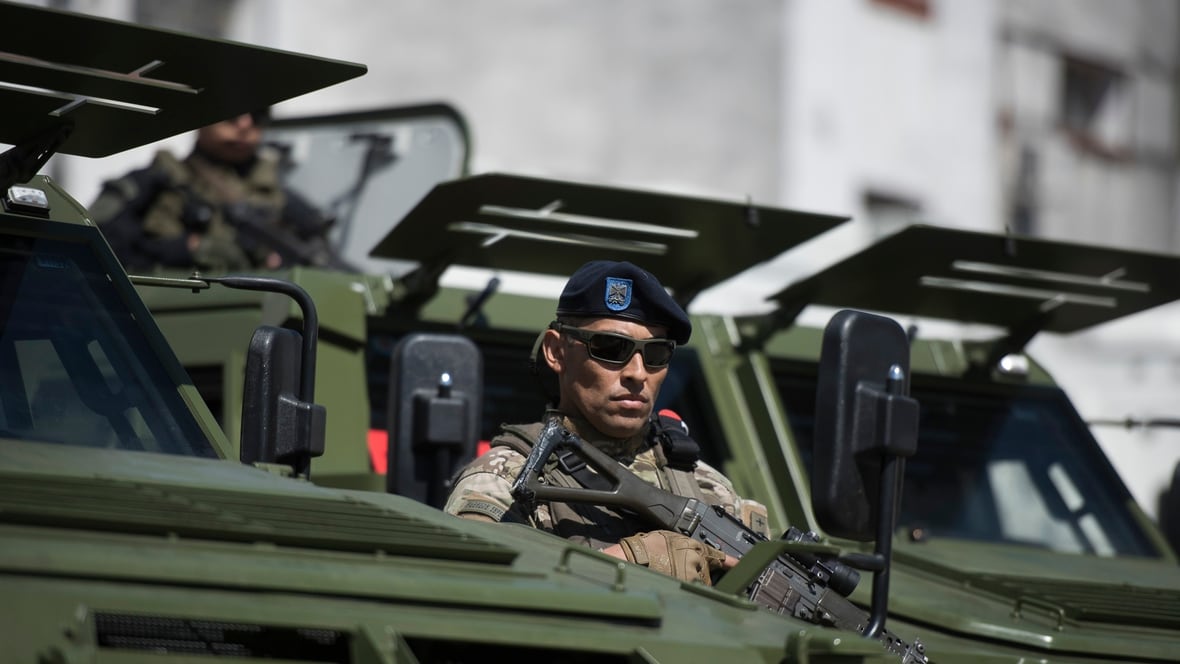 Una postal del impresionante operativo de seguridad que se implementó para la cumbre (Foto: Adrián Escandar)