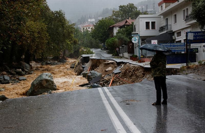 Una persona observa una carretera que se derrumbó debido al impacto de la tormenta Daniel  (REUTERS/Louisa Gouliamaki)