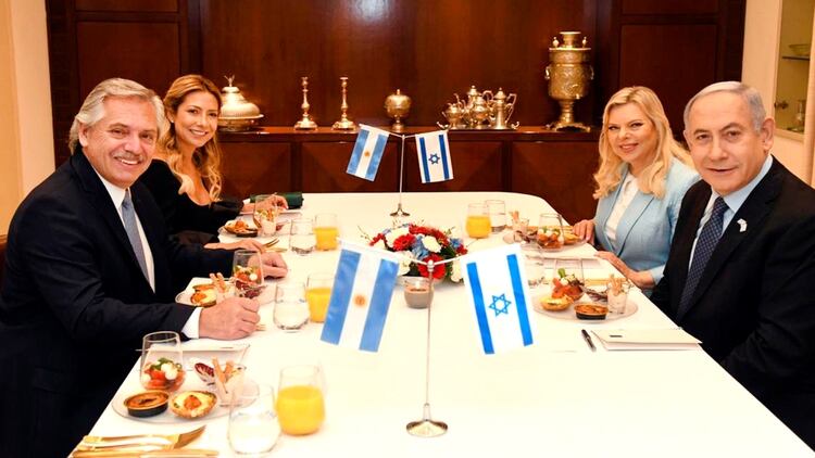 Alberto Fernández, Benjamín Netanyahu, Fabiola Yáñez y Sara Netanyahu durante el almuerzo que compartieron en Jerusalén