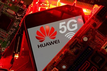 Ilustración con el logo de Huawei, la estrella de la industria tecnológica de China (REUTERS/Dado Ruvic)
