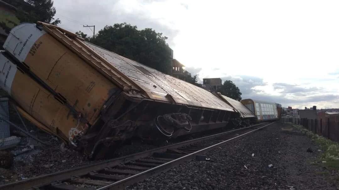 Descarrilamiento de tren provocó caos en Zacatecas; causó daños a casas, autos y una escuela