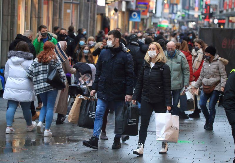 Personas con mascarilla por la principal calle comercial de Colonia, Alemania. REUTERS/Wolfgang Rattay
