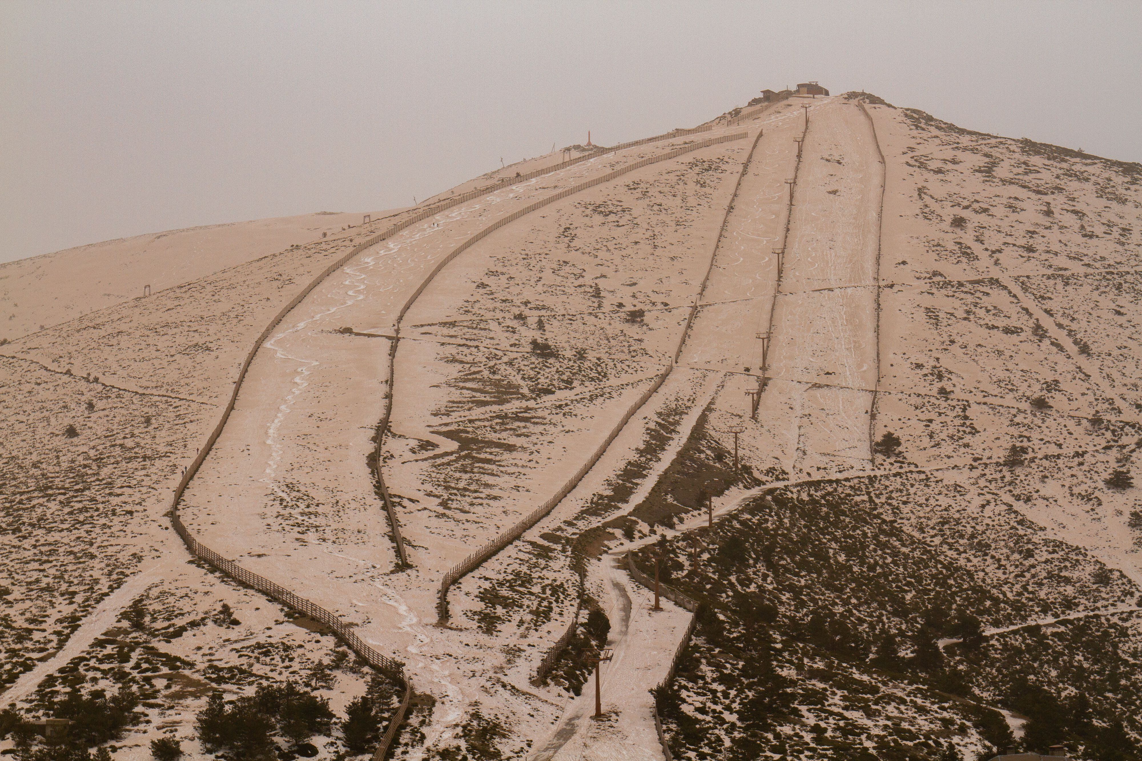 La Sierra de Guadarrama (Madrid) cubierta de nieve y polvo sahariano. (Rafael Bastante / Europa Press)