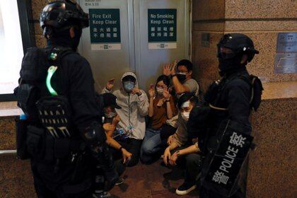 Personas detenidas por la policía durante una marcha contra la nueva ley de seguridad en Hong Kong (REUTERS/Tyrone Siu)
