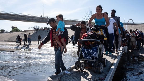 Los migrantes había organizado una marcha que partió de uno de los albergues de Tijuana. (Foto: AFP)