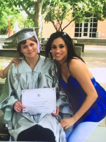 Una fotografía de 2008, hace 13 años, muestra a Meghan con su media hermana Samantha Markle en su graduación (The Grosby Group)