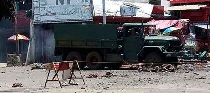 Un camión militar en el lugar del estallido (Cruz Roja de Filipinas via AP)