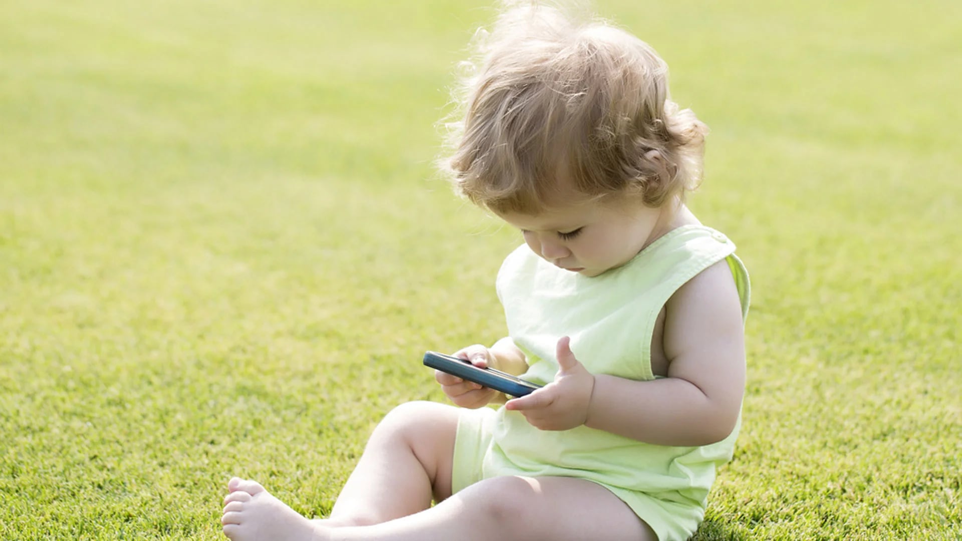 Se recomienda que los niños pequeños no utilicen demasiado los teléfonos móviles (Shutterstock)