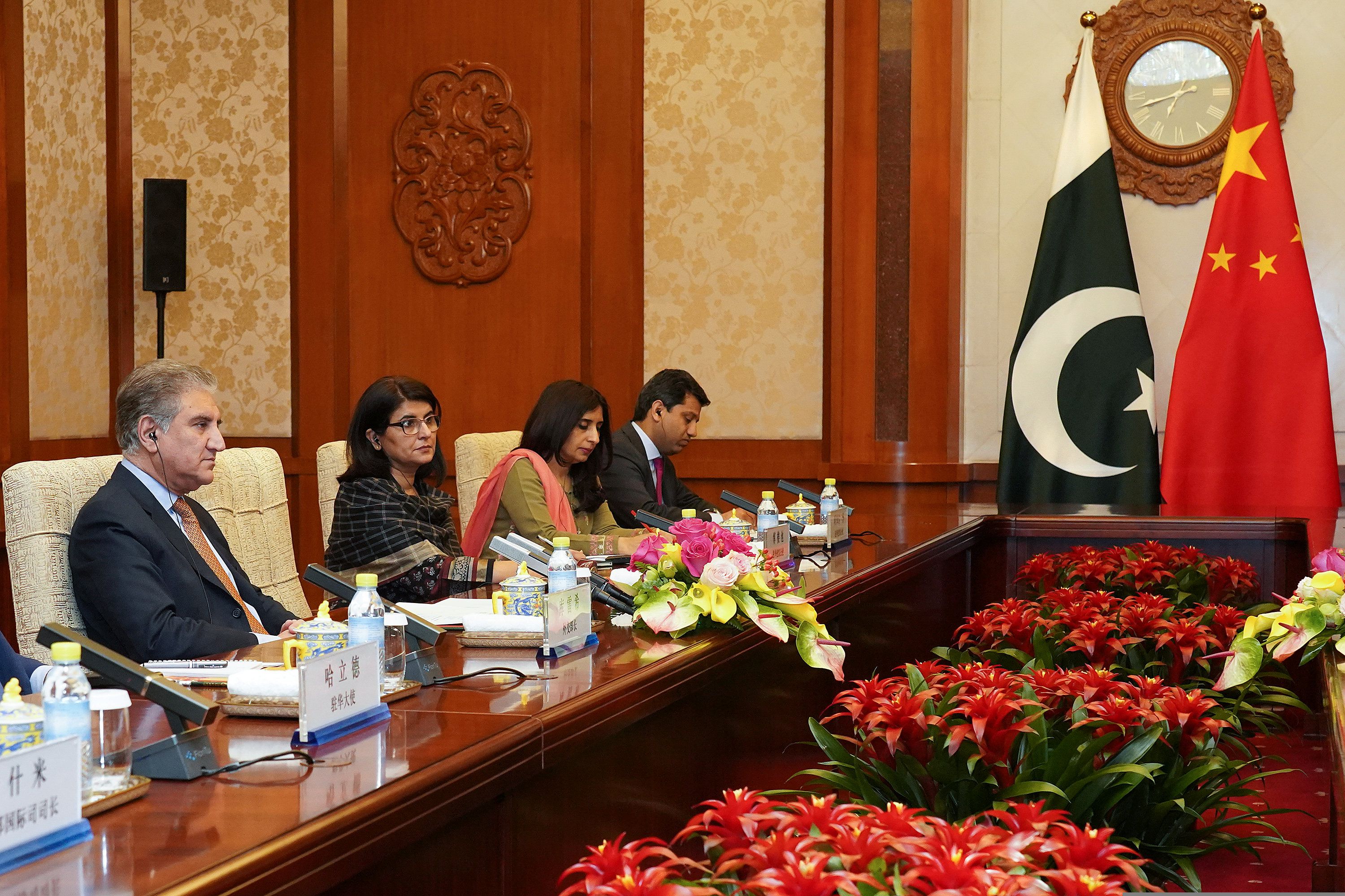 El ministro paquistaní de Asuntos Exteriores, Shah Mehmood Qureshi, asiste a una reunión con el ministro chino de Asuntos Exteriores, Wang Yi (Andrea Verdelli/REUTERS)