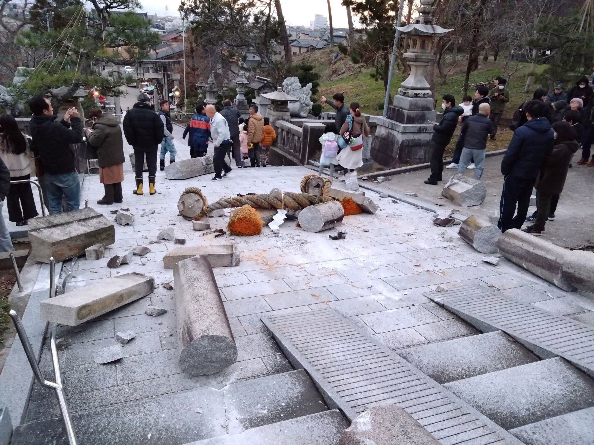 Puerta torii derrumbada a causa de un terremoto en Onohiyoshi, en Kanazawa (Kyodo via REUTERS)