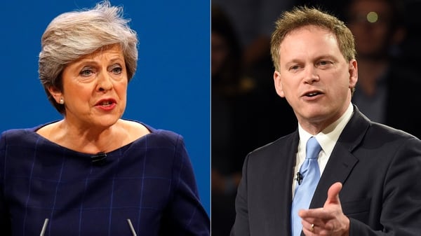 Theresa May, primer ministro de Reino Unido, y Grant Schapps, ex presidente del Partido Conservador (AFP-Reuters)