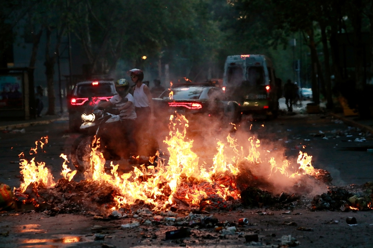 Una barricada en llamas bloquea una carretera en Providencia, el 7 de noviembre de 2019 (REUTERS/Henry Romero)