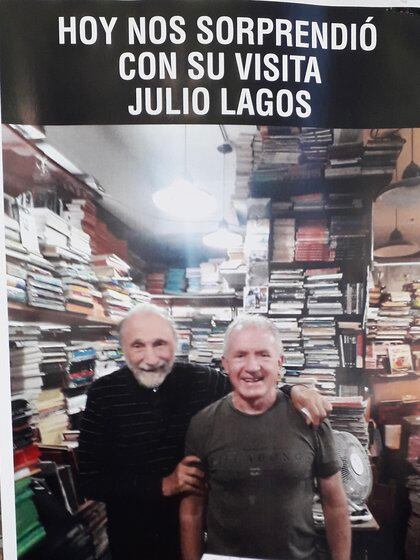 En la crónica número 100 del autor para Infobae, su foto con José María, que el librero y campeón guarda en su negocio